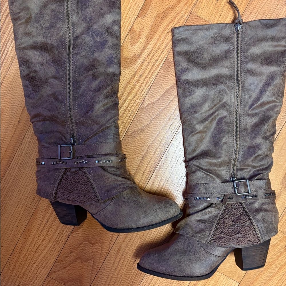 Sz 9 Distressed Brown Stacked Heel Boots w: Buckle & Crochet Lace Detail